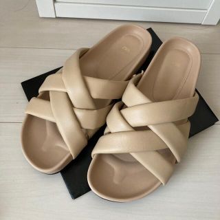 ザラ(ZARA)の【値下げ】ZARA パデッドストラップサンダルBeige(サンダル)