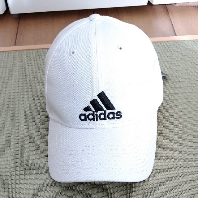adidas(アディダス)のタグ付き アディダス 帽子 キャップ 白 adidas 57~60cm メンズの帽子(キャップ)の商品写真