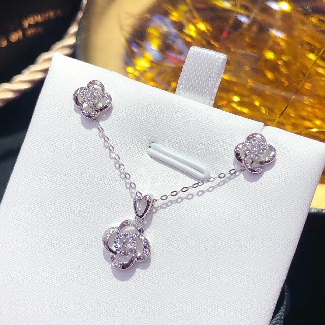お気に入りの 天然ダイヤモンド付きネックレスピアスセットk18 ネックレス