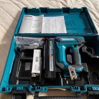 マキタ(Makita)の【試し打ちのみ】makita 35mm充電式面木釘打　最終値下げ(その他)