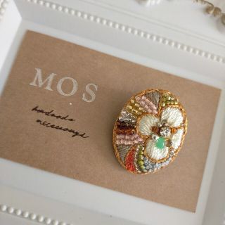 手刺繍ブローチ  ビーズ  ビジュー  フラワーデザイン(コサージュ/ブローチ)