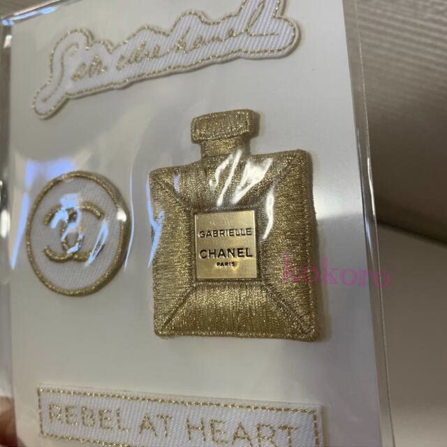 CHANEL(シャネル)の新品 ガブリエルシャネル シール ゴールド 刺繍 香水瓶 ステッカー ワッペン ハンドメイドの文具/ステーショナリー(しおり/ステッカー)の商品写真