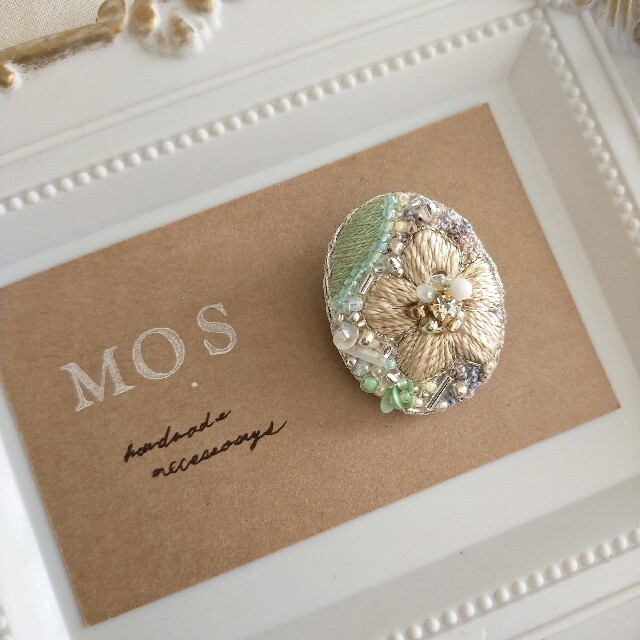 ますが﹤ 手刺繍ブローチ フラワーデザインの通販 by MOS. shop｜ラクマ ビーズ スパンコール ビジュー シルバーを