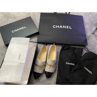 シャネル(CHANEL)のCHANEL ホワイト×ブラック ツイード×チェーン パンプス(ハイヒール/パンプス)