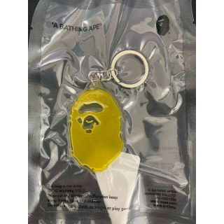 アベイシングエイプ(A BATHING APE)の【新品】A BATHING APE APE キーホルダー リフレクター イエロー(キーホルダー)