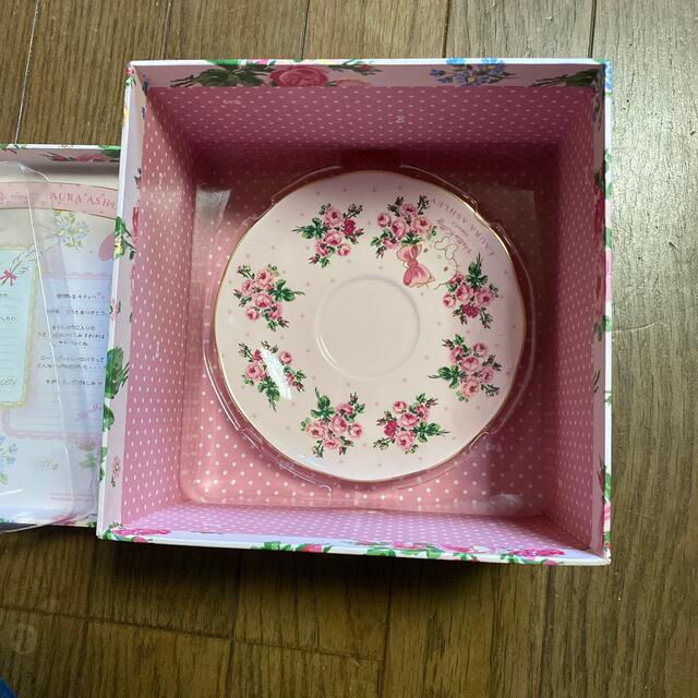 LAURA ASHLEY(ローラアシュレイ)のLAURA  ASHLEYハローキティマグカップセット インテリア/住まい/日用品のキッチン/食器(グラス/カップ)の商品写真