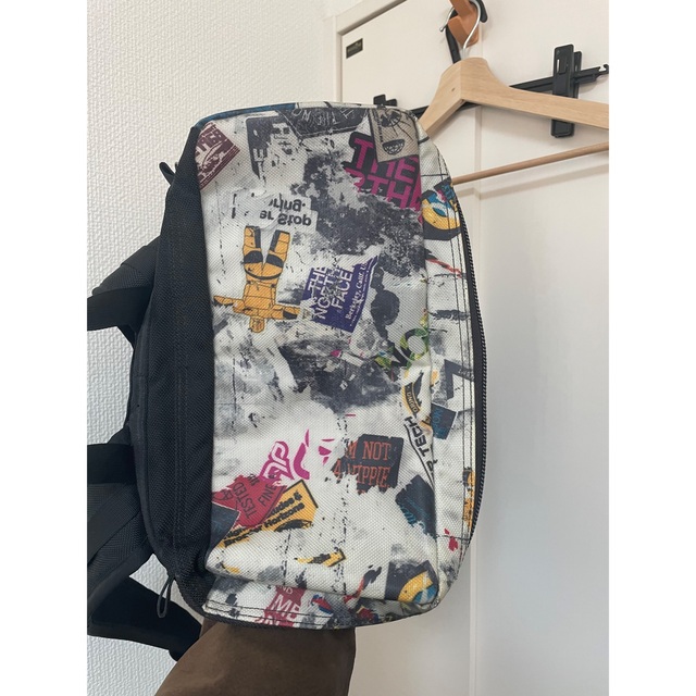 THE NORTH FACE(ザノースフェイス)のノースフェイス ヒューズボックス 30L ステッカープリント2 SK2 メンズのバッグ(バッグパック/リュック)の商品写真