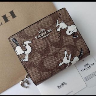 コーチ(COACH)の【新品】coach コーチ 二つ折り財布 スヌーピー　シグネチャー(財布)