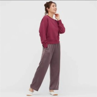 ユニクロ(UNIQLO)の新品タグなし　ユニクロ サテンドレープストレートパンツ パープル　M(ルームウェア)