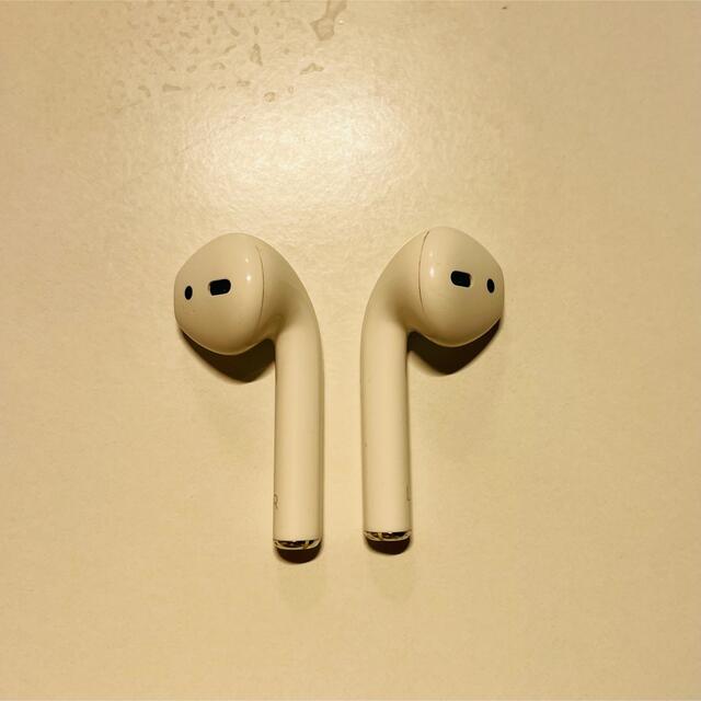 Apple(アップル)のAPPLE Airpods 第2世代 本体と左右のイヤホンのセット スマホ/家電/カメラのオーディオ機器(ヘッドフォン/イヤフォン)の商品写真