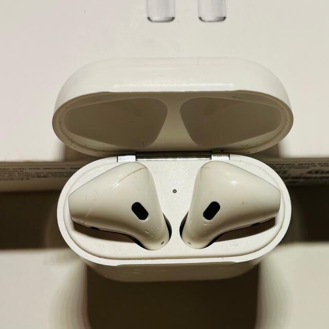 Apple(アップル)のAPPLE Airpods 第2世代 本体と左右のイヤホンのセット スマホ/家電/カメラのオーディオ機器(ヘッドフォン/イヤフォン)の商品写真