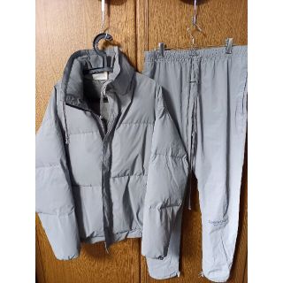 フィアオブゴッド(FEAR OF GOD)のFOG ESSENTIALS　パファージャケット+トラックナイロンパンツセット。(ダウンジャケット)