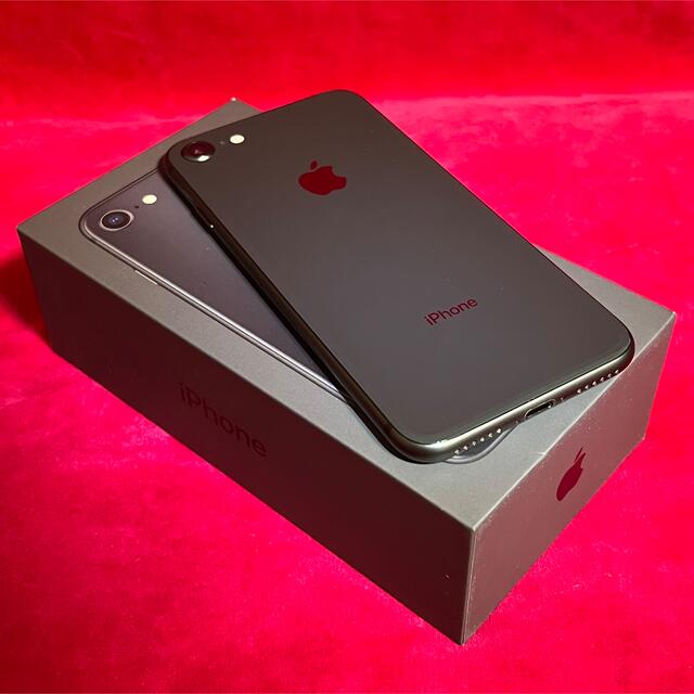 iPhone(アイフォーン)のニャンゴロー様専用！iPhone8 64GB スペースグレー　付属品完備！ スマホ/家電/カメラのスマートフォン/携帯電話(スマートフォン本体)の商品写真