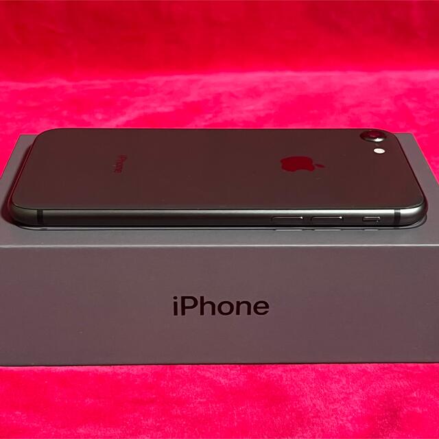 iPhone(アイフォーン)のニャンゴロー様専用！iPhone8 64GB スペースグレー　付属品完備！ スマホ/家電/カメラのスマートフォン/携帯電話(スマートフォン本体)の商品写真