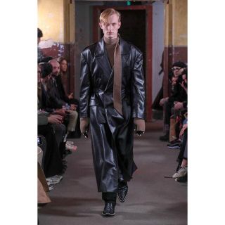 ジョンローレンスサリバン(JOHN LAWRENCE SULLIVAN)のVEGAN LEATHER WAIST GATHERED COAT(トレンチコート)