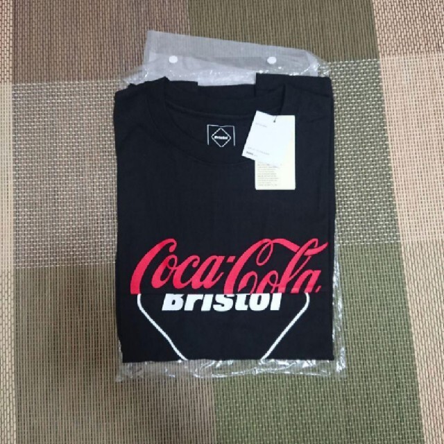 F.C.R.B.(エフシーアールビー)のF.C.Real BristolCOCA-COLA SPLIT LOGO TE メンズのトップス(Tシャツ/カットソー(半袖/袖なし))の商品写真