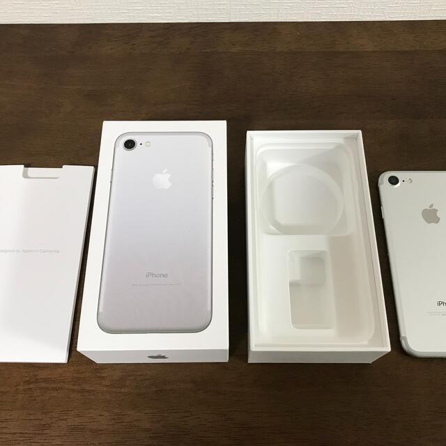 Apple(アップル)の【美品】iPhone7 128GB シルバー スマホ/家電/カメラのスマートフォン/携帯電話(スマートフォン本体)の商品写真