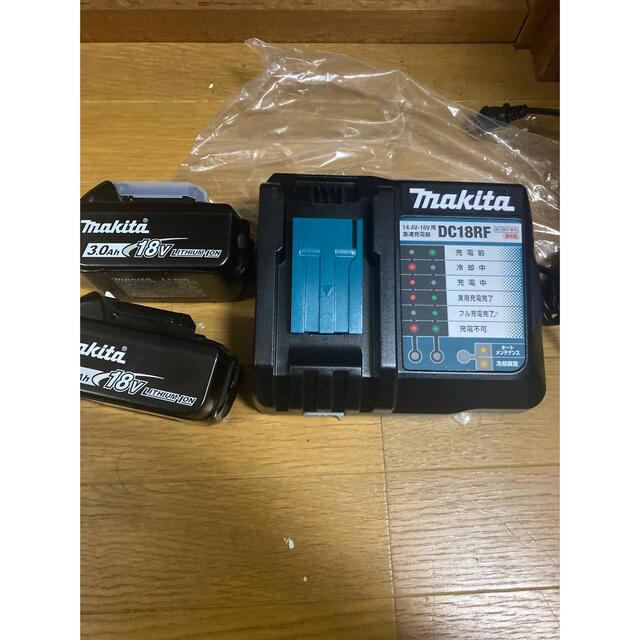 Makita(マキタ)のmakita バッテリー　3.0ah 18v 充電器 スポーツ/アウトドアの自転車(工具/メンテナンス)の商品写真