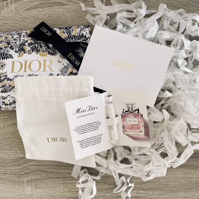 Dior(ディオール)の紙袋&巾着付き！ブルーミングブーケ　サンプル コスメ/美容の香水(香水(女性用))の商品写真