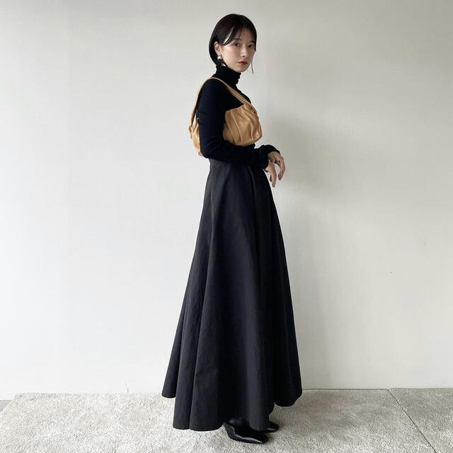 STUDIOUS(ステュディオス)のCLANE VOLUME FLARE MAXI SKIRT  ブラック　1 レディースのスカート(ロングスカート)の商品写真