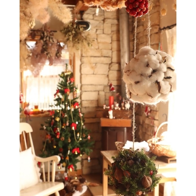 ゆらゆら揺れるクリスマスボール🎄ボールリース。クリスマスディスプレイ。お正月へ
