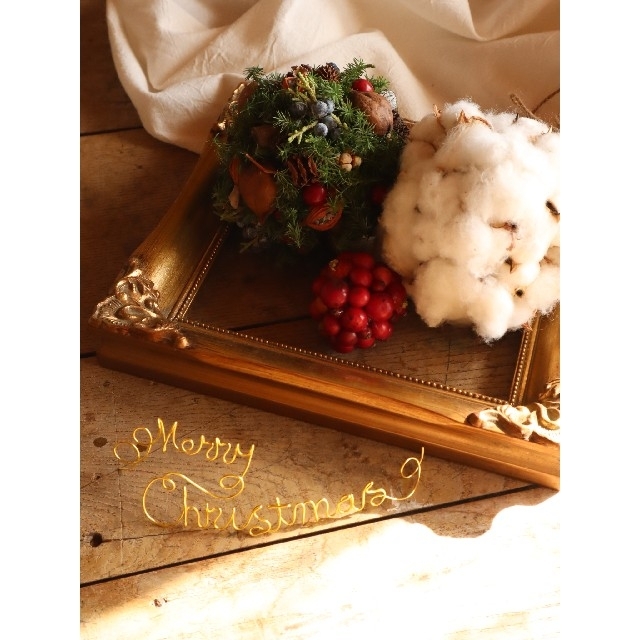 ゆらゆら揺れるクリスマスボール🎄ボールリース。クリスマスディスプレイ。お正月へ