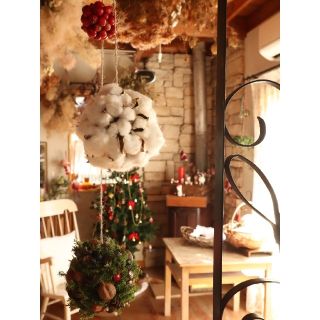 ゆらゆら揺れるクリスマスボール🎄ボールリース。クリスマスディスプレイ。お正月へ