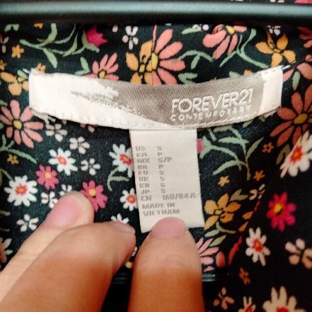 FOREVER 21(フォーエバートゥエンティーワン)のforever21 花柄ブラウス レディースのトップス(シャツ/ブラウス(長袖/七分))の商品写真