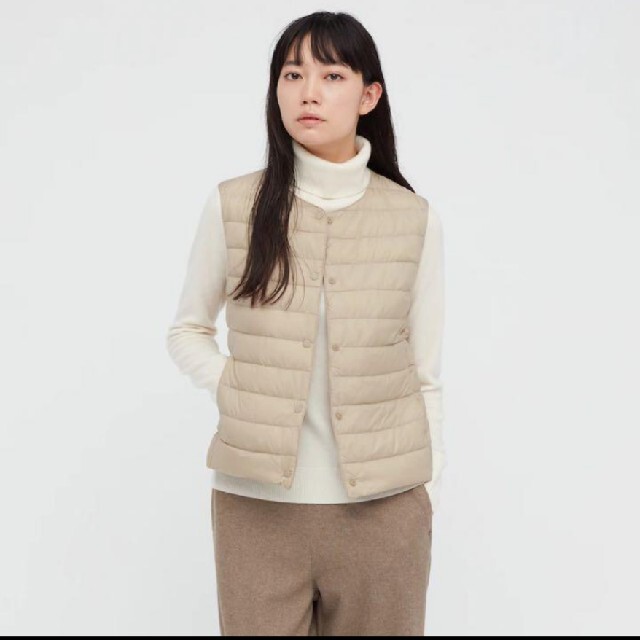 UNIQLO(ユニクロ)のユニクロ　ウルトラライトダウンコンパクト　ベスト　ベージュ　M レディースのジャケット/アウター(ダウンベスト)の商品写真