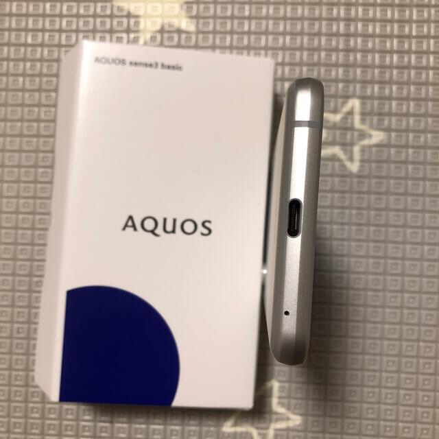 AQUOS(アクオス)のSHARP AQUOS sense3 basic SHV48 シルバー スマホ/家電/カメラのスマートフォン/携帯電話(スマートフォン本体)の商品写真