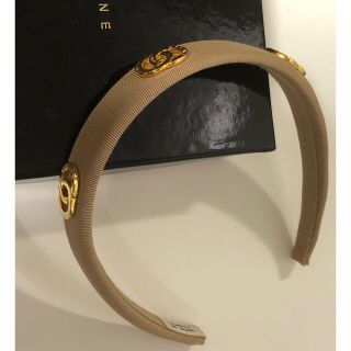 セリーヌ(celine)の未使用保管品　セリーヌ  ロゴ金具付き　カチューチャ　ベージュ(カチューシャ)