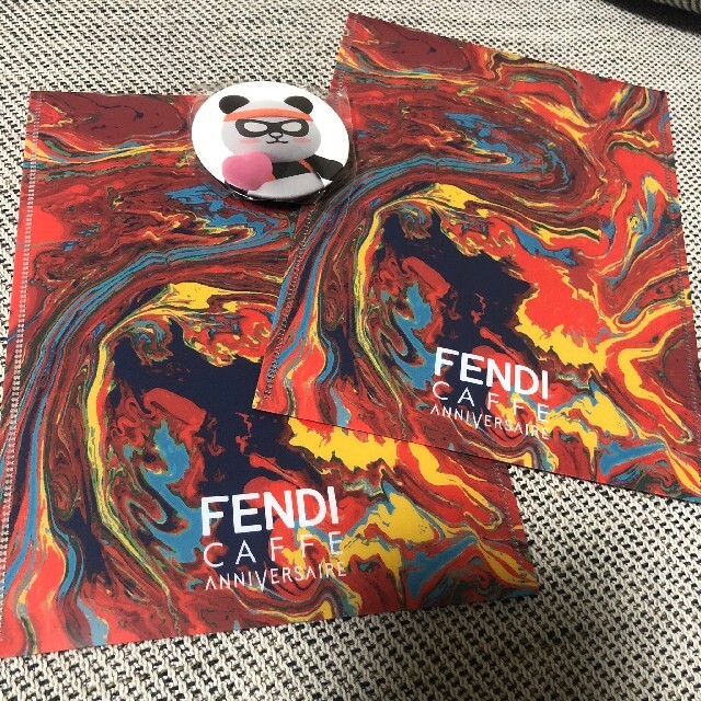 FENDI(フェンディ)のFENDI CAFFE  アニヴェルセル　マスクケース 缶バッジ エンタメ/ホビーのコレクション(ノベルティグッズ)の商品写真