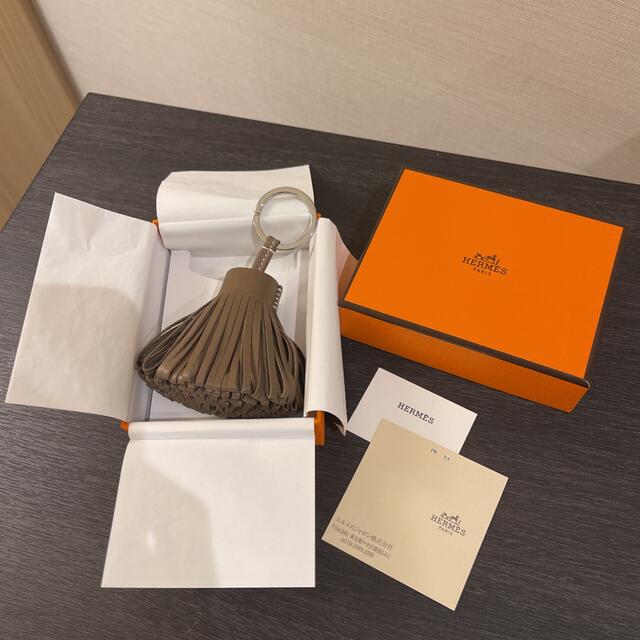 Hermes(エルメス)のHermes エルメス カルメン チャーム エトゥープ 新品未使用 レディースのファッション小物(キーホルダー)の商品写真