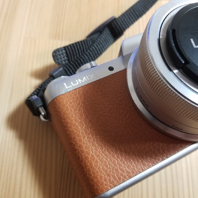 Panasonic(パナソニック)のミラーレス一眼カメラLUMIX GF7　レンズキット（おまけ付き） スマホ/家電/カメラのカメラ(ミラーレス一眼)の商品写真