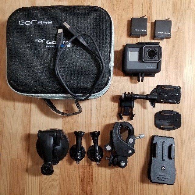 GoPro(ゴープロ)のGoPro HERO5 BLACK（バッテリー2個＋おまけ付き） スマホ/家電/カメラのカメラ(コンパクトデジタルカメラ)の商品写真