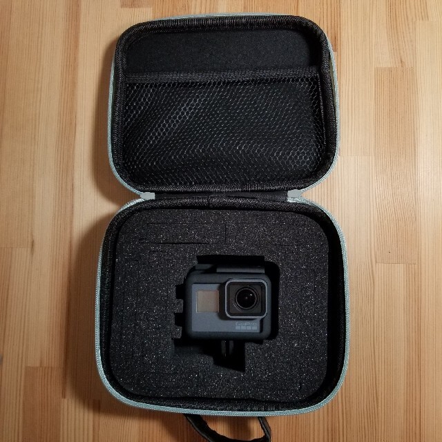 GoPro(ゴープロ)のGoPro HERO5 BLACK（バッテリー2個＋おまけ付き） スマホ/家電/カメラのカメラ(コンパクトデジタルカメラ)の商品写真