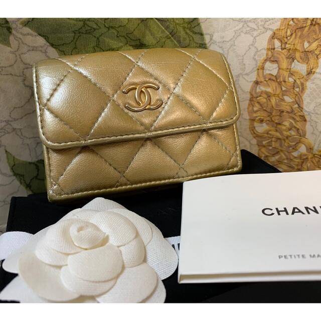 CHANEL(シャネル)のCHANEL 28番台　ゴールドパールベージュ　コンパクト財布 レディースのファッション小物(財布)の商品写真