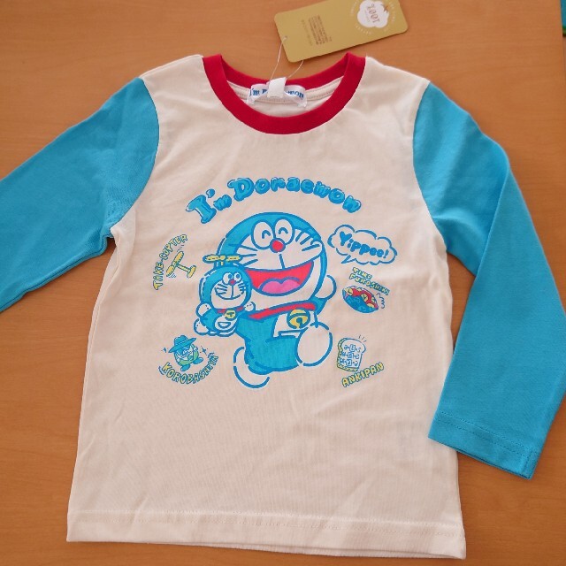 ドラえもん　ロンT100 キッズ/ベビー/マタニティのキッズ服男の子用(90cm~)(Tシャツ/カットソー)の商品写真