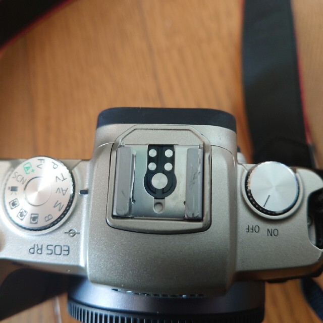Canon(キヤノン)のCanon EOS RP ゴールド エクステンショングリップ付 おまけ有り！ スマホ/家電/カメラのカメラ(ミラーレス一眼)の商品写真