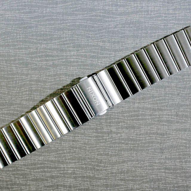 NIXON(ニクソン)の【未使用 送料込み】時計 シルバー メタルバンド ＮＩＸＯＮ ニクソン 2 メンズの時計(金属ベルト)の商品写真