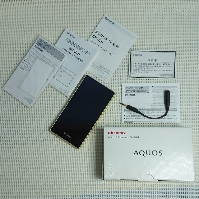 AQUOS(アクオス)のdocomo／シャープ／AQUOS／SH-02H compact／YEL×SLV スマホ/家電/カメラのスマートフォン/携帯電話(スマートフォン本体)の商品写真