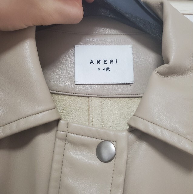 Ameri VINTAGE(アメリヴィンテージ)のAmeri vintage GENTLE FAKE LEATHER JACKET メンズのジャケット/アウター(レザージャケット)の商品写真