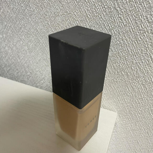 THREE(スリー)のTHREE フローレスエシリアル フルイド ファンデーション 30ml コスメ/美容のベースメイク/化粧品(ファンデーション)の商品写真