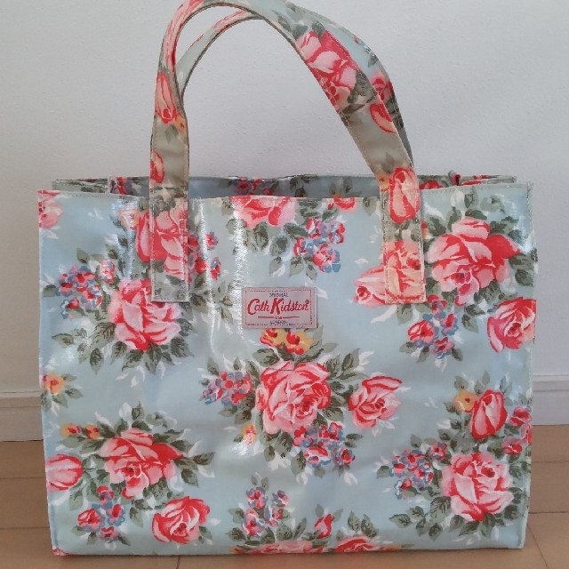 Cath Kidston(キャスキッドソン)のキャスキッドソン　水色バラ柄　トートバッグ レディースのバッグ(トートバッグ)の商品写真