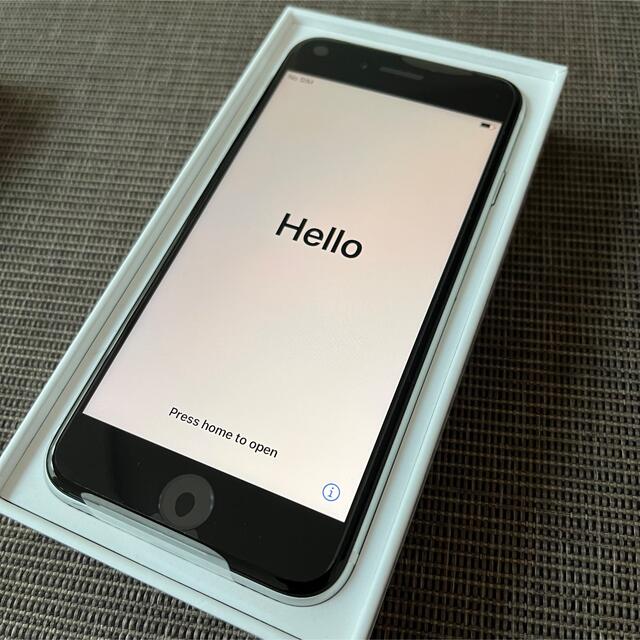 【ほぼ未使用】アップル iPhoneSE 第2世代 64GB au SIM解除済