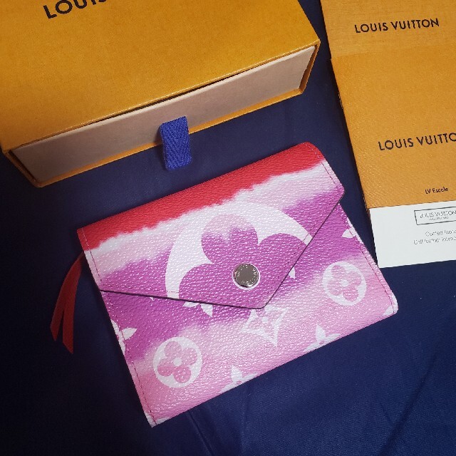 LOUIS VUITTON(ルイヴィトン)の未使用 ルイヴィトン ヴィクトリーヌ エスカル 折り財布 ピンク モノグラム レディースのファッション小物(財布)の商品写真