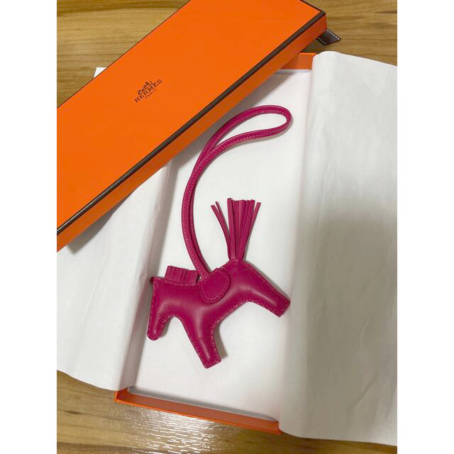 直送商品 Hermes エルメスロデオチャーム ローズメキシコ - バッグ