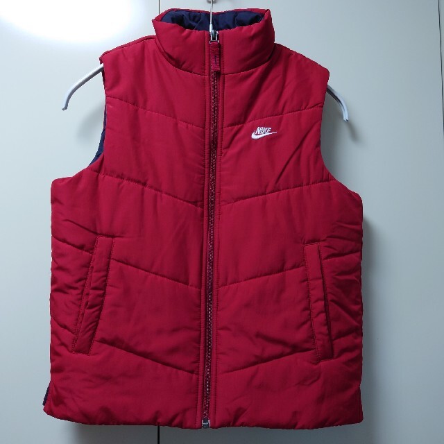 NIKE(ナイキ)のナイキ 中綿ジップベスト 130～140 NIKE キッズ/ベビー/マタニティのキッズ服男の子用(90cm~)(ジャケット/上着)の商品写真