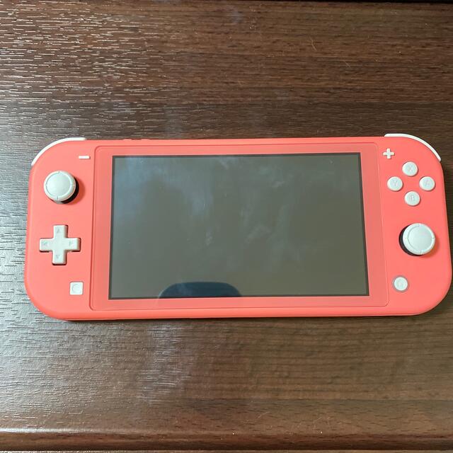 Nintendo Switch(ニンテンドースイッチ)のNintendoSwitch lite コーラル エンタメ/ホビーのゲームソフト/ゲーム機本体(携帯用ゲーム機本体)の商品写真