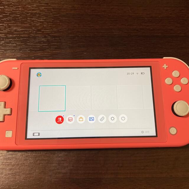 Nintendo Switch(ニンテンドースイッチ)のNintendoSwitch lite コーラル エンタメ/ホビーのゲームソフト/ゲーム機本体(携帯用ゲーム機本体)の商品写真